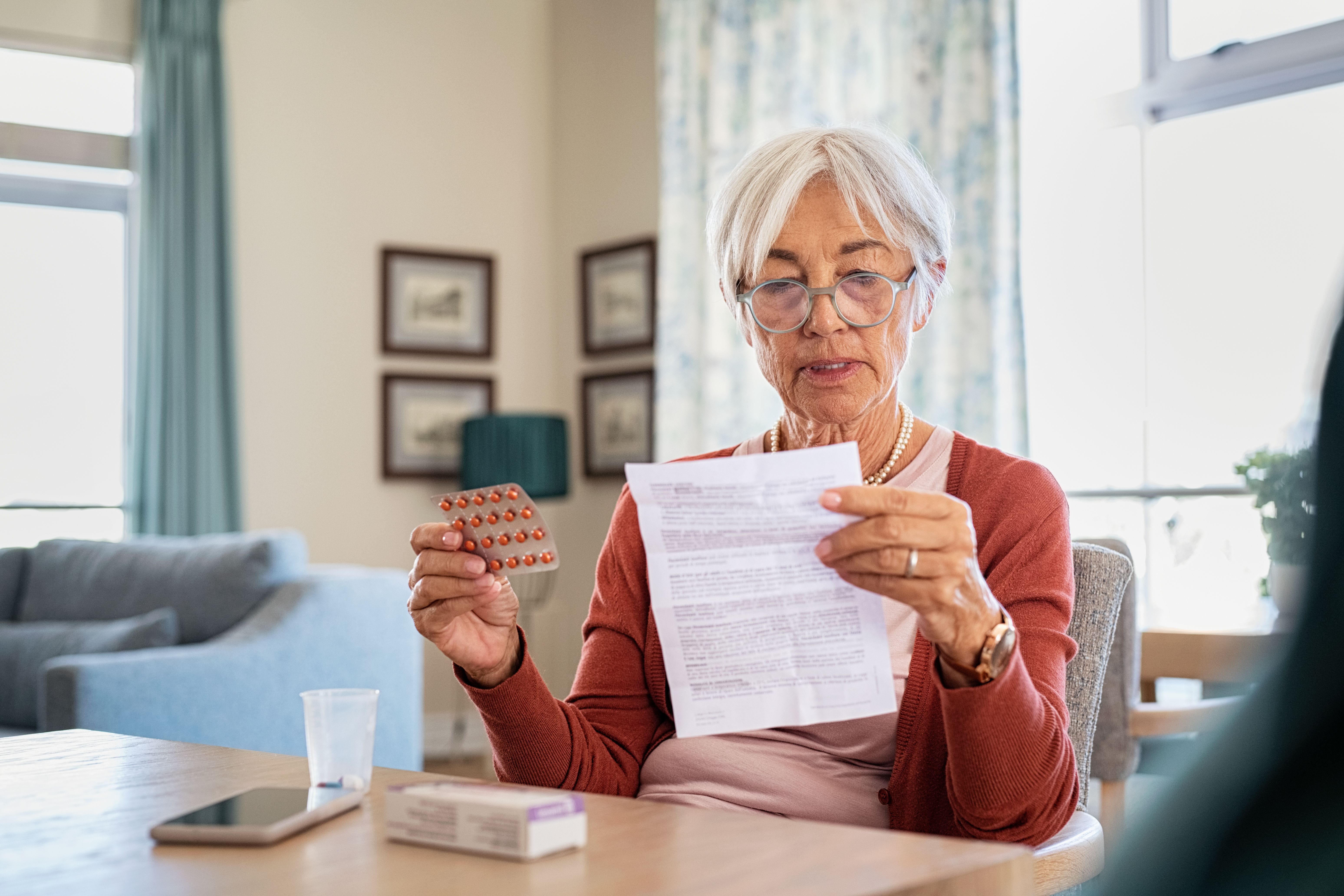 "Sustituir el prospecto en papel de los medicamentos por un código QR es excluir a muchos mayores"