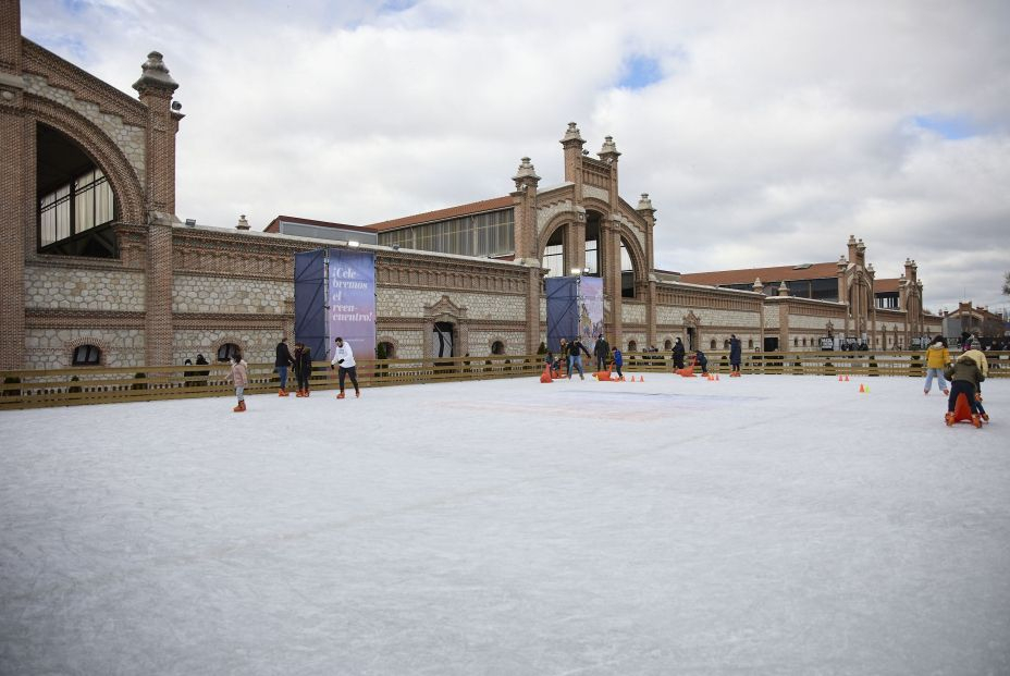 EuropaPress 4127127 varias personas patinan pista hielo aire libre matadero madrid diciembre EuropaPress 4127127 varias personas patinan pista hielo aire libre matadero madrid diciembre