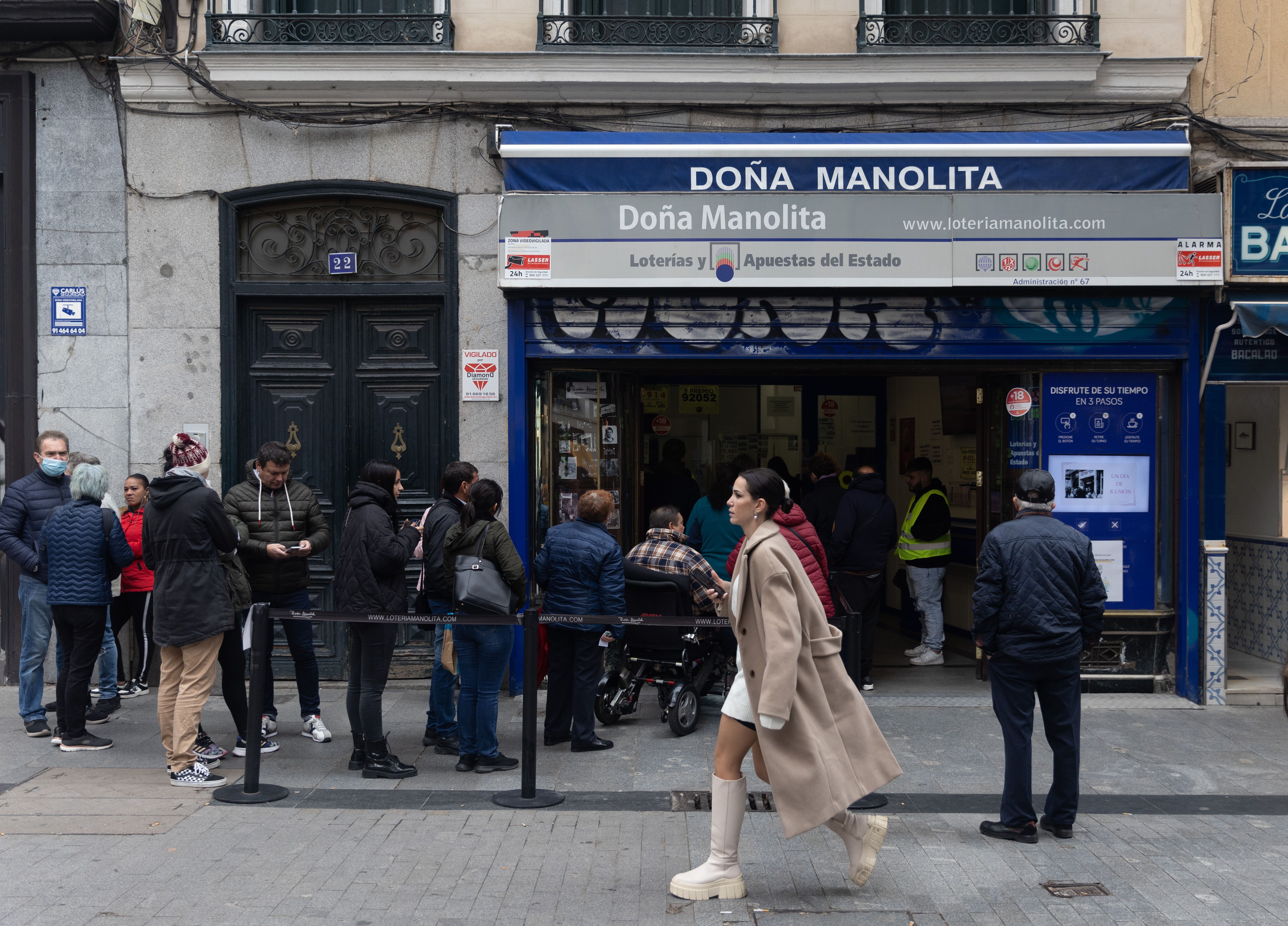 Colas de dos horas para hacerse con un décimo de Lotería de 'Doña Manolita': "Es una tradición"