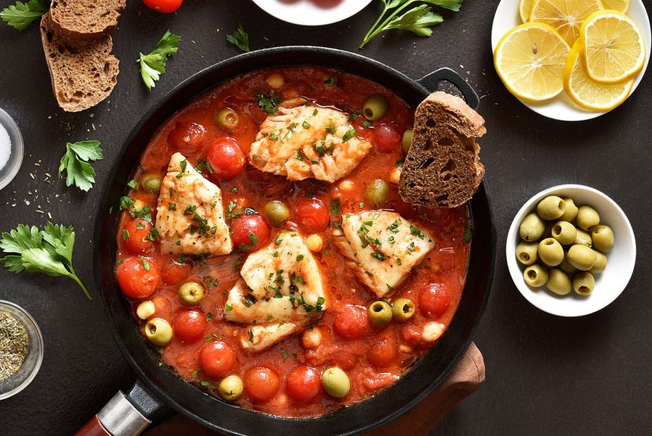 Guiso de bacalao con tomate y aceitunas. Foto: Bigstock