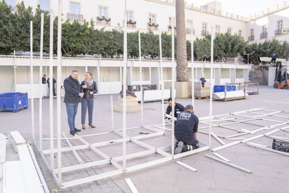 Diego Cruz y María Luisa Cruz visitan el montaje de la Feria Sabores Almería. Foto: Europa Press 