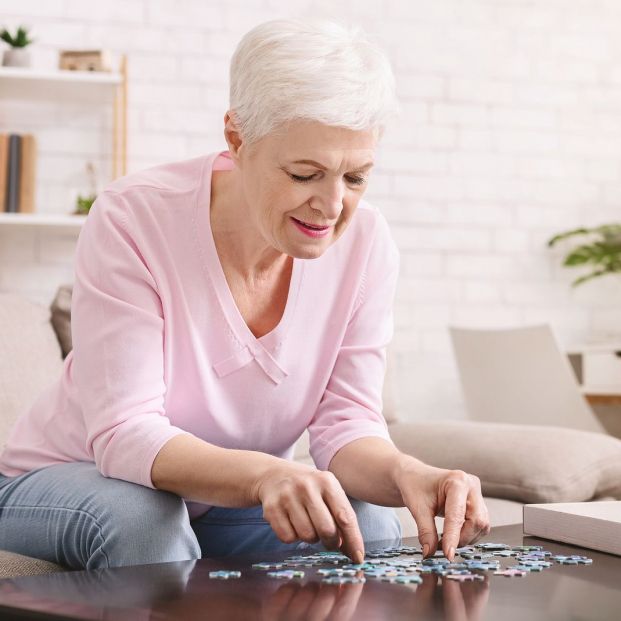 Mujer haciendo un puzzle