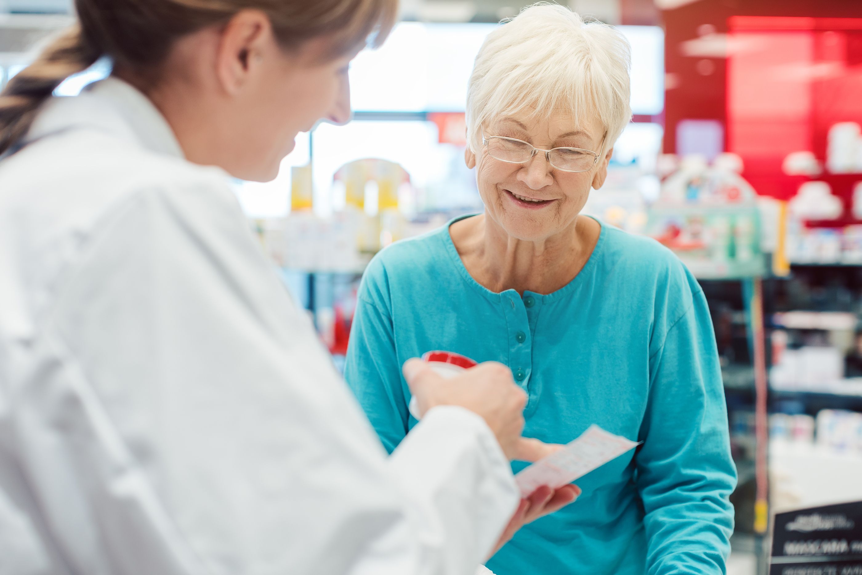 Las farmacias de Aragón ayudarán a detectar la fragilidad en los mayores a través de un test. Foto: Bigstock