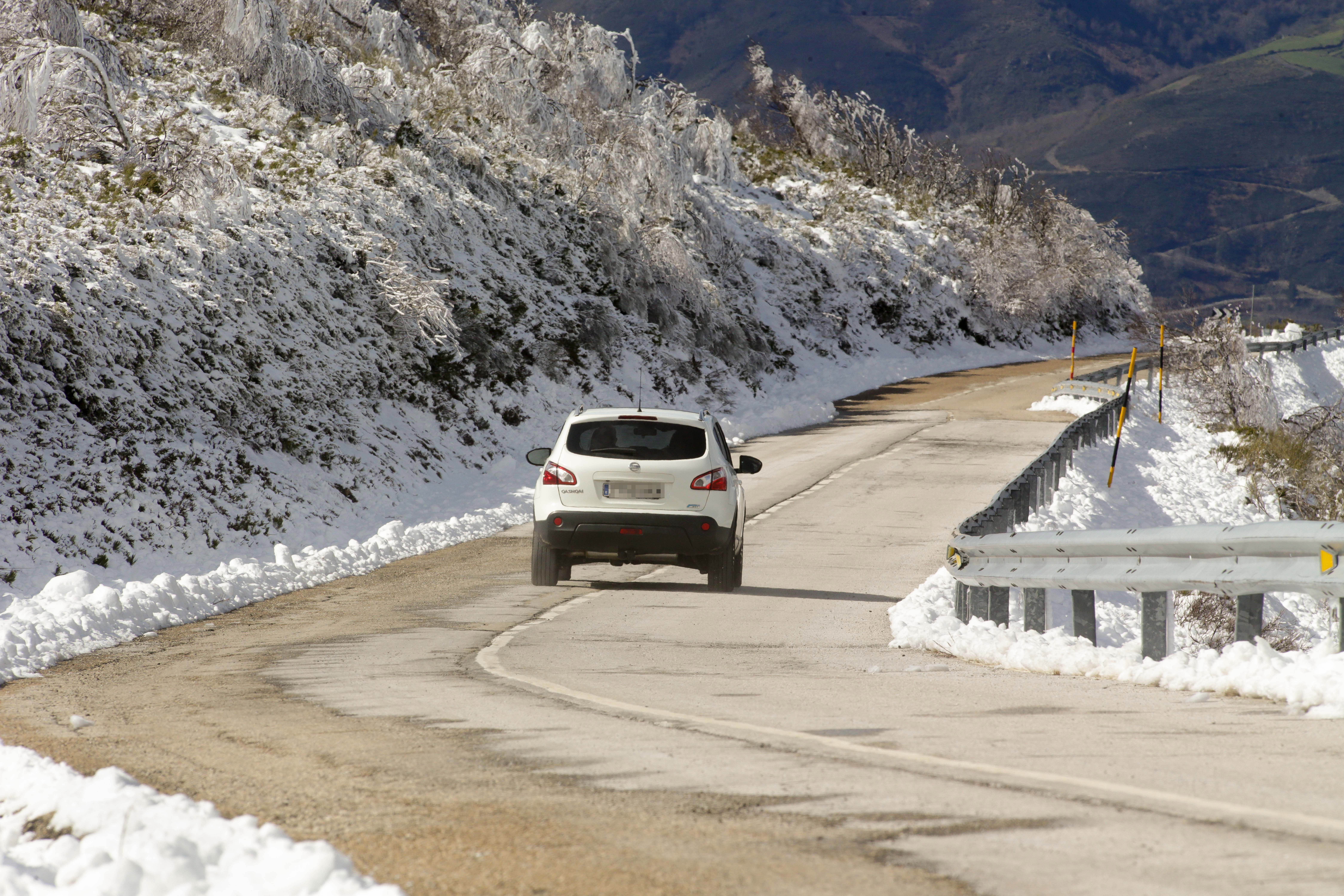 Sigue estos consejos de la DGT para conducir de forma segura con nieve. Foto: Europa Press