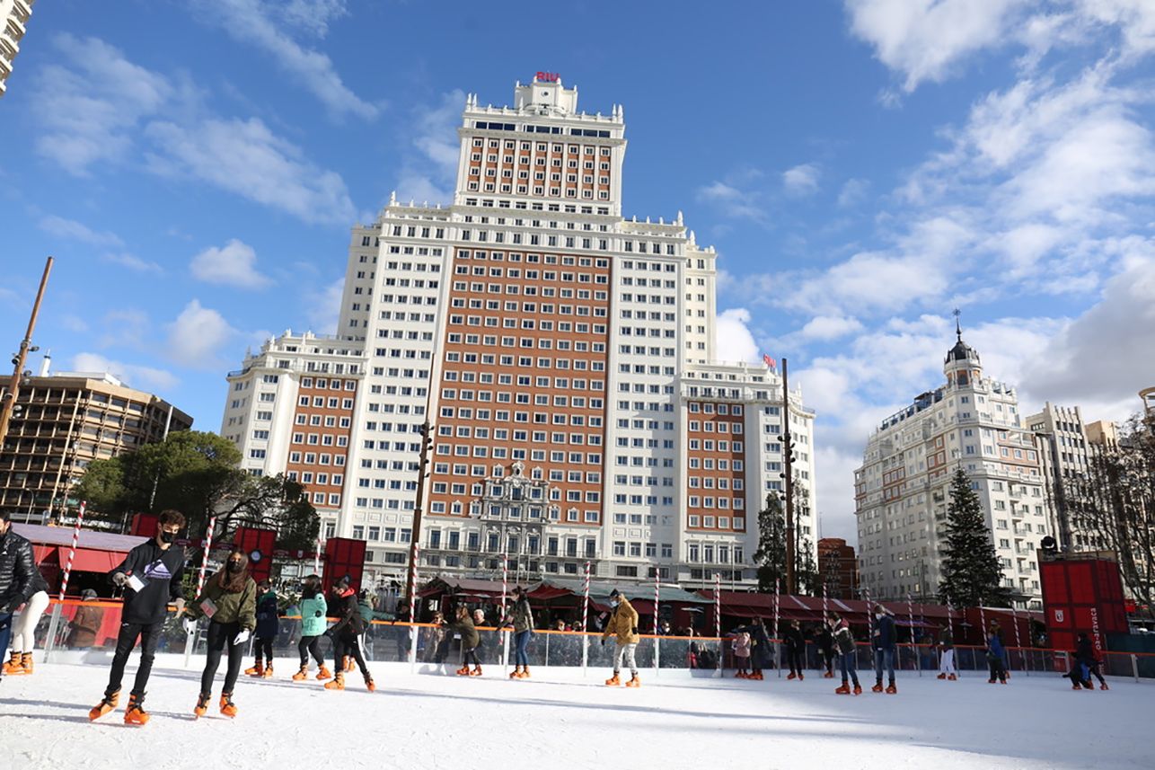 EuropaPress 4177692 varias personas patinana pista hielo mercadillo navidena situado plaza