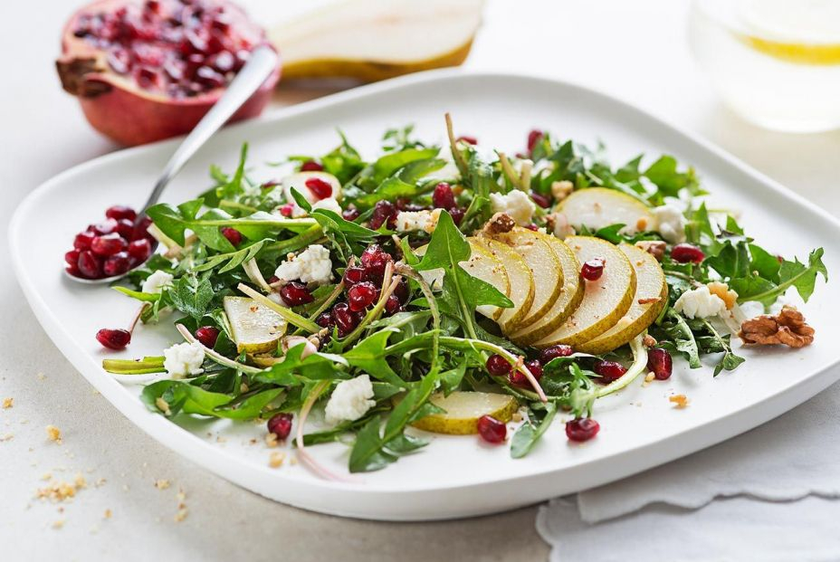 Ensalada con pera de jumilla, granada y queso azul. Foto: Bigstock