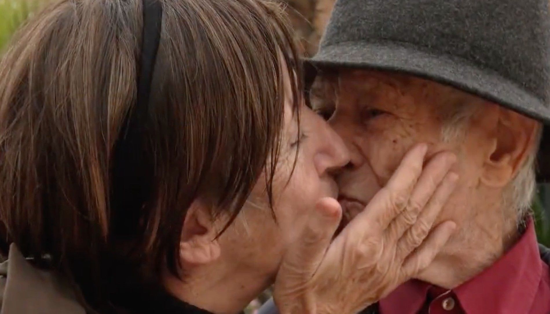 VÍDEO El emotivo reencuentro de Gaspar y María, una pareja con alzhéimer separada en dos residencias