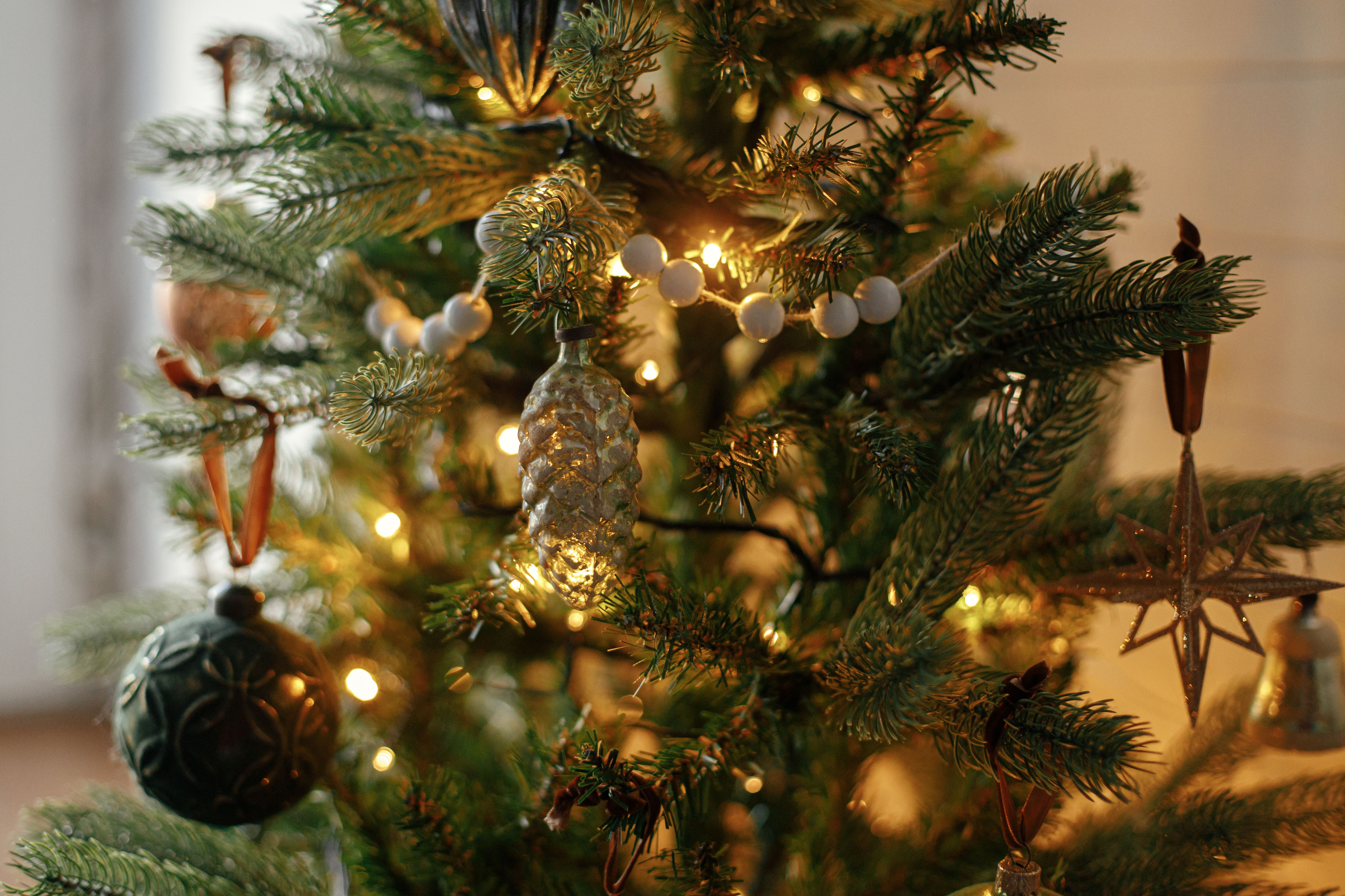 Las luces que debes poner en el árbol de Navidad para gastar menos electricidad