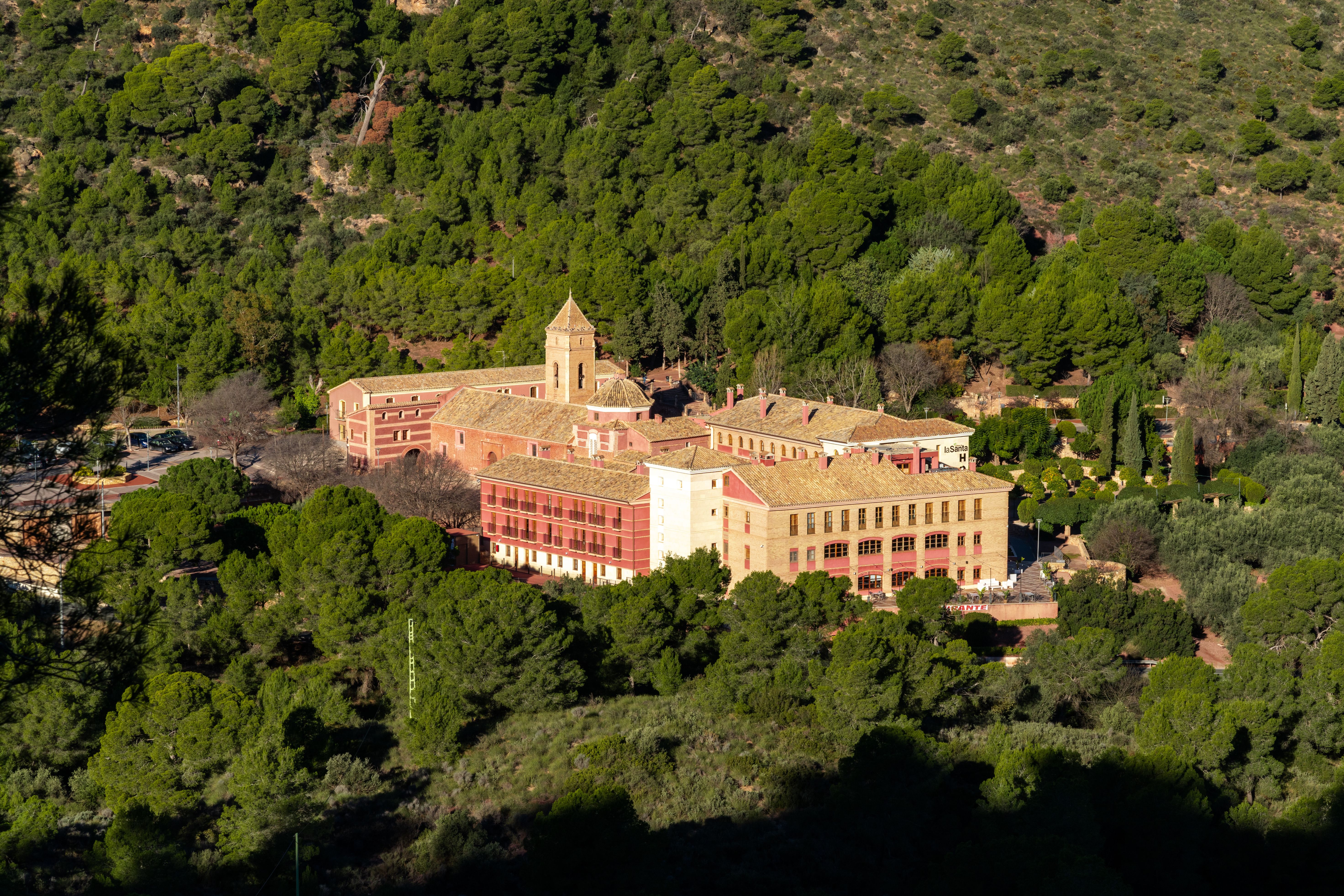 Pasea por el Santuario de Santa Eulalia y disfruta de la gastronomia totanera