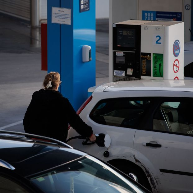 El precio de la gasolina y del gasóleo sigue cayendo, abaratándose hasta casi un 3%. Foto: Europa Press