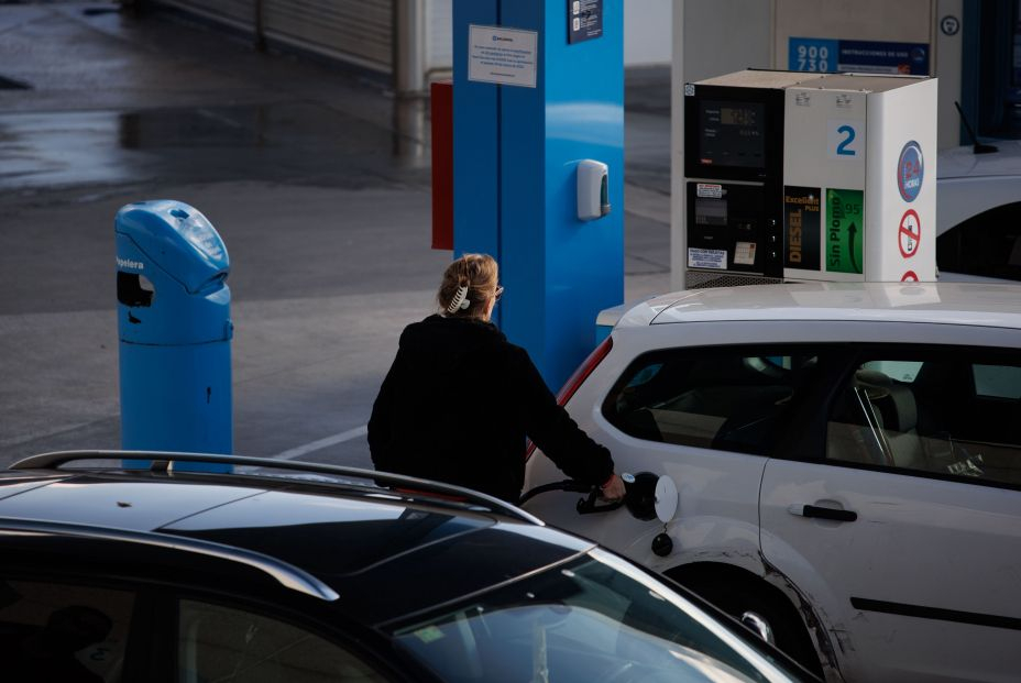 El precio de la gasolina y del gasóleo sigue cayendo, abaratándose hasta casi un 3%. Foto: Europa Press