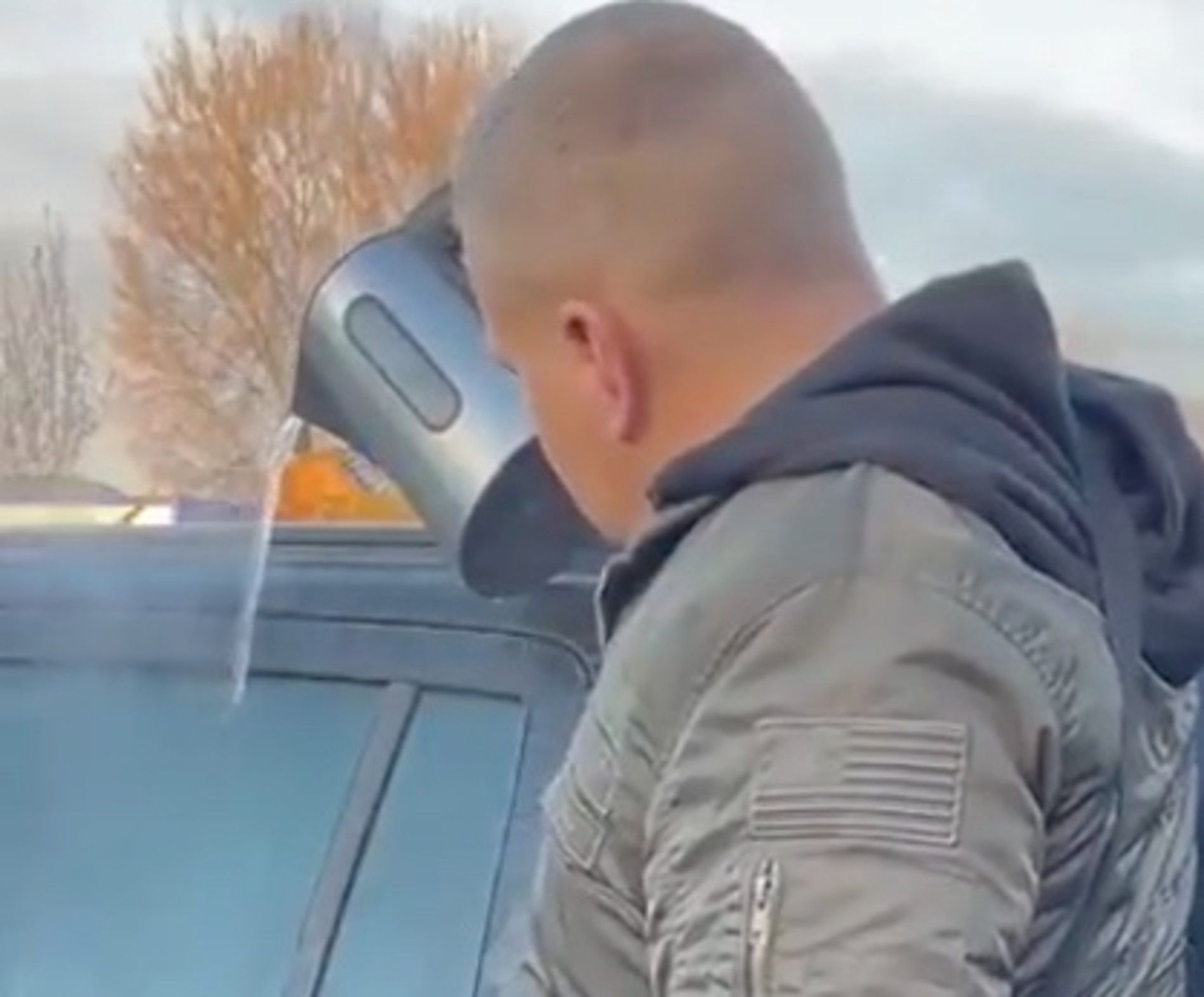 Un hombre echa agua caliente sobre su coche en pleno invierno y nunca olvidará las consecuencias