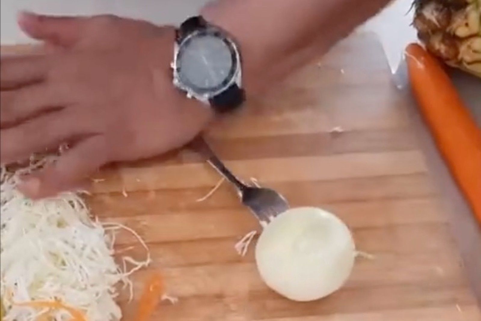 VIDEO Se hace viral una manera de cortar la cebolla sin riesgo para los dedos