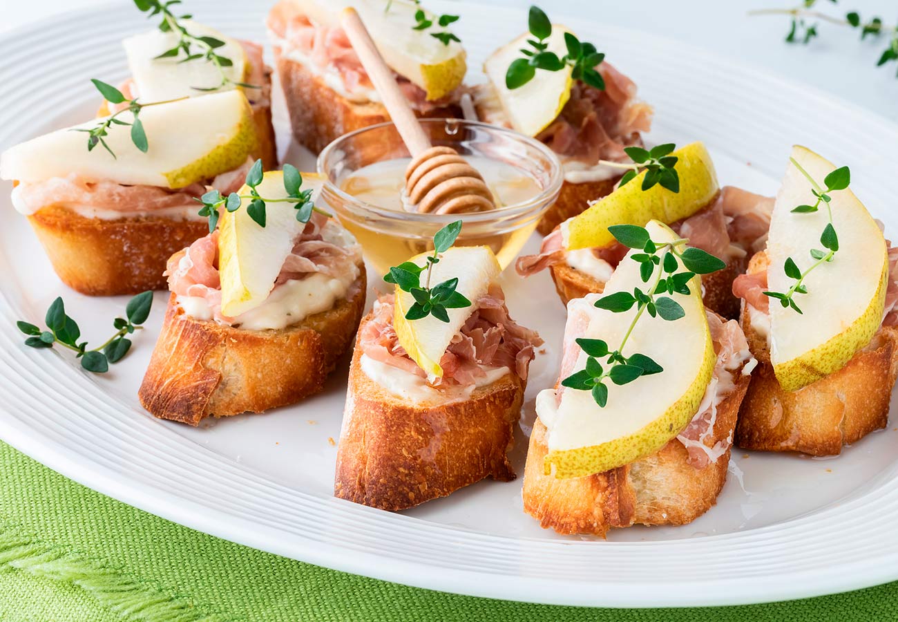 Receta de canapés de jamón serrano con pera de Jumilla. Foto: Bigstock