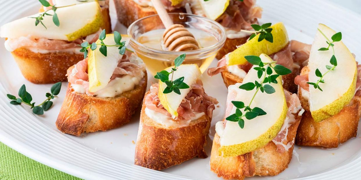 Receta de canapés de jamón serrano con pera de Jumilla
