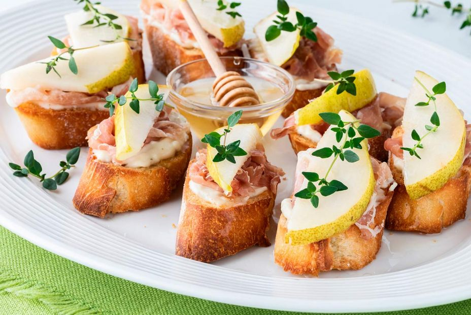 Receta de canapés de jamón serrano con pera de Jumilla. Foto: Bigstock