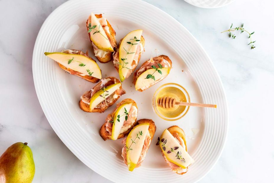 Receta de canapés de jamón serrano con pera de Jumilla. Foto: Bigstock