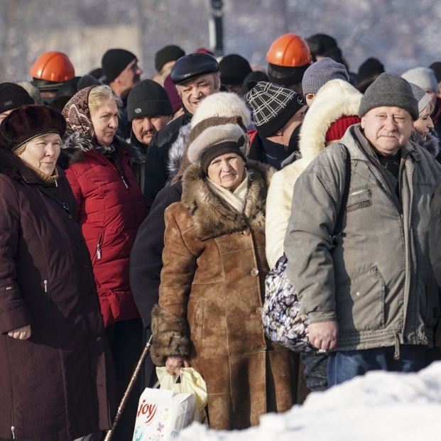 EuropaPress 2449342 ancianos esperan cruzar linea contacto ucrania