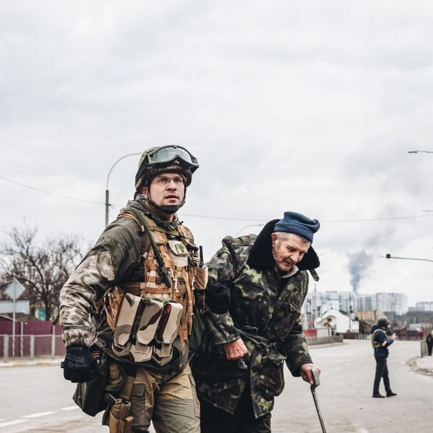 EuropaPress 4294822 soldado ayuda anciano escapar bombardeo marzo 2022 irpin ucrania alto fuego