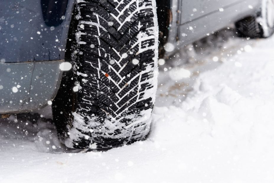 Esto es lo que debemos hacer si nos quedamos atrapados en la nieve con el coche. Foto: Bigstock