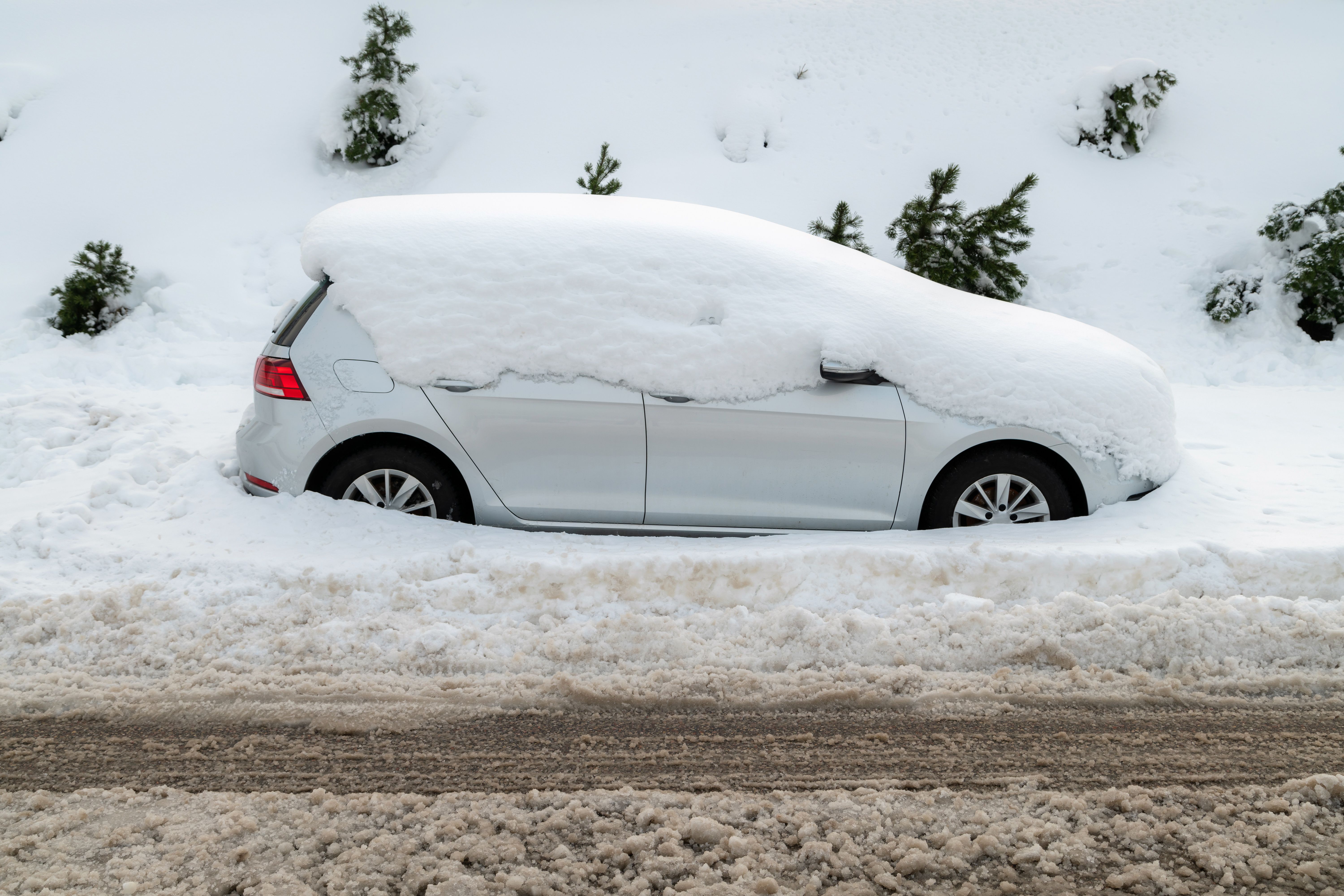 Esto es lo que debemos hacer si nos quedamos atrapados en la nieve con el coche. Foto: Bigstock