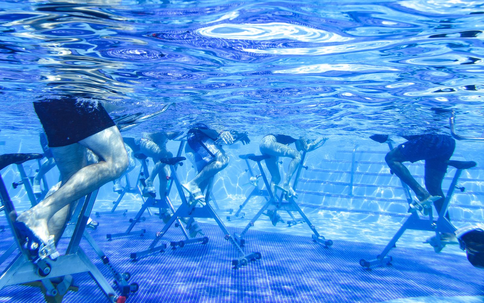 Los beneficios para personas mayores de pedalear en el agua