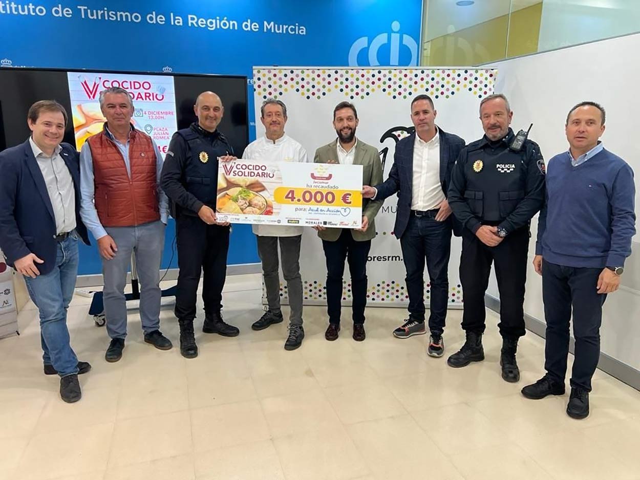 La Asociación de Jefes de Cocina de la Región de Murcia hace una donación a la ONG 'Azul en acción' 