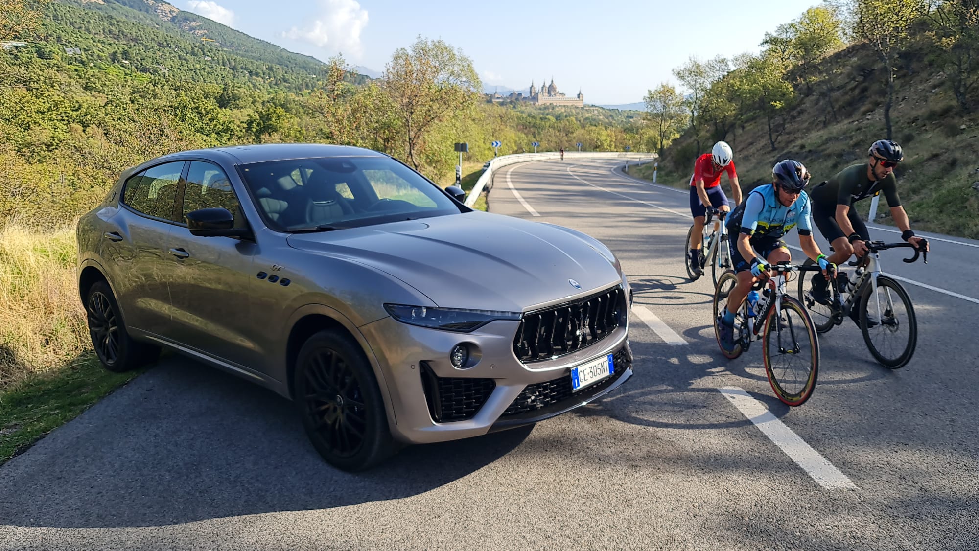 Maserati Levante ciclistas