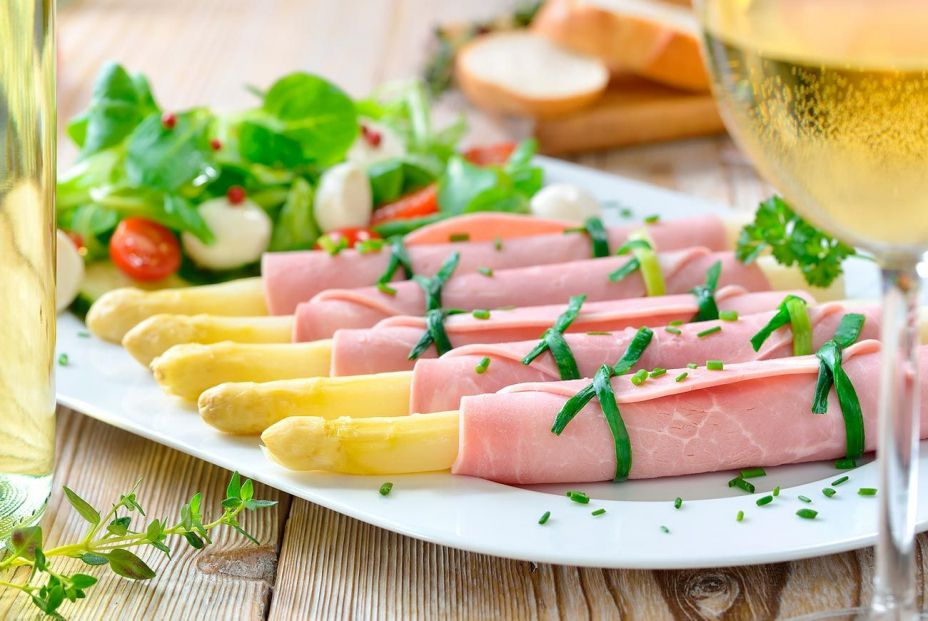 Rollitos de jamón de York con espárragos blancos. Foto: Bigstock