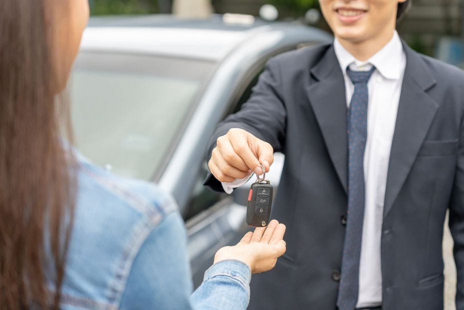 ¿Cuánto cuesta al mes tener un coche en España?