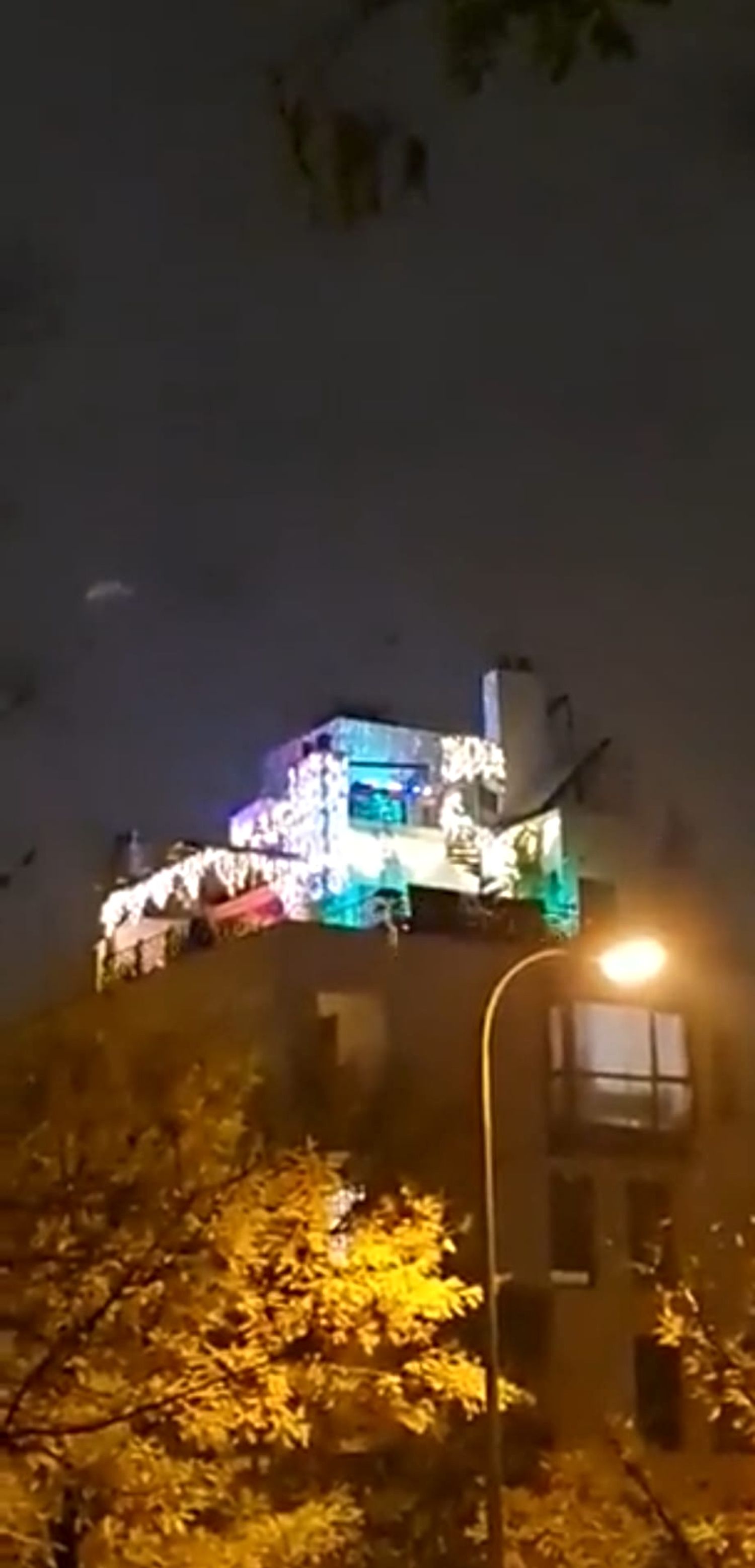 La decoración navideña de un vecino de Carabanchel revoluciona a todo el barrio: "Verás la factura". Foto: Twitter