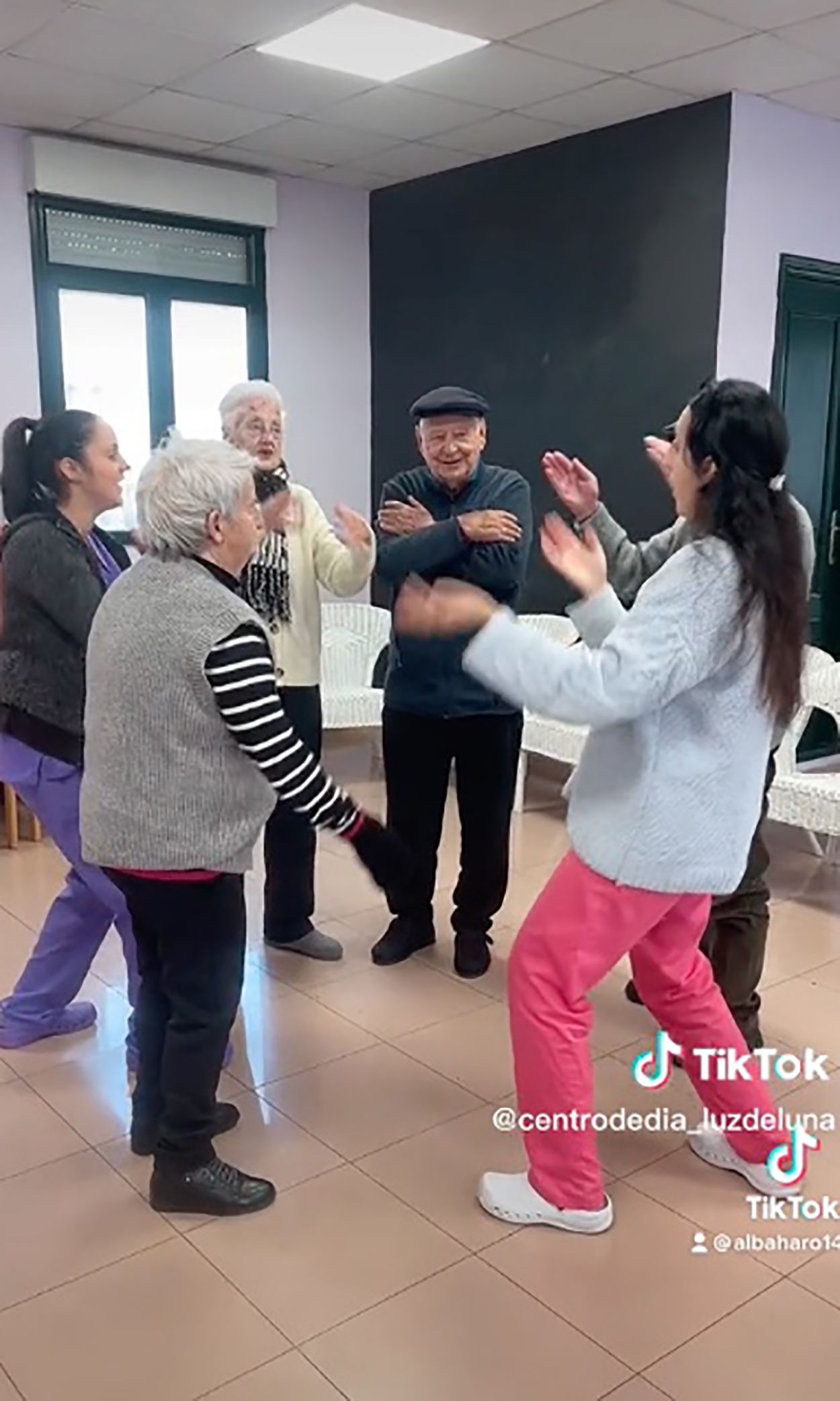 Mayores que arrasan bailando en TikTok: "Están asombrados de verse en los medios"