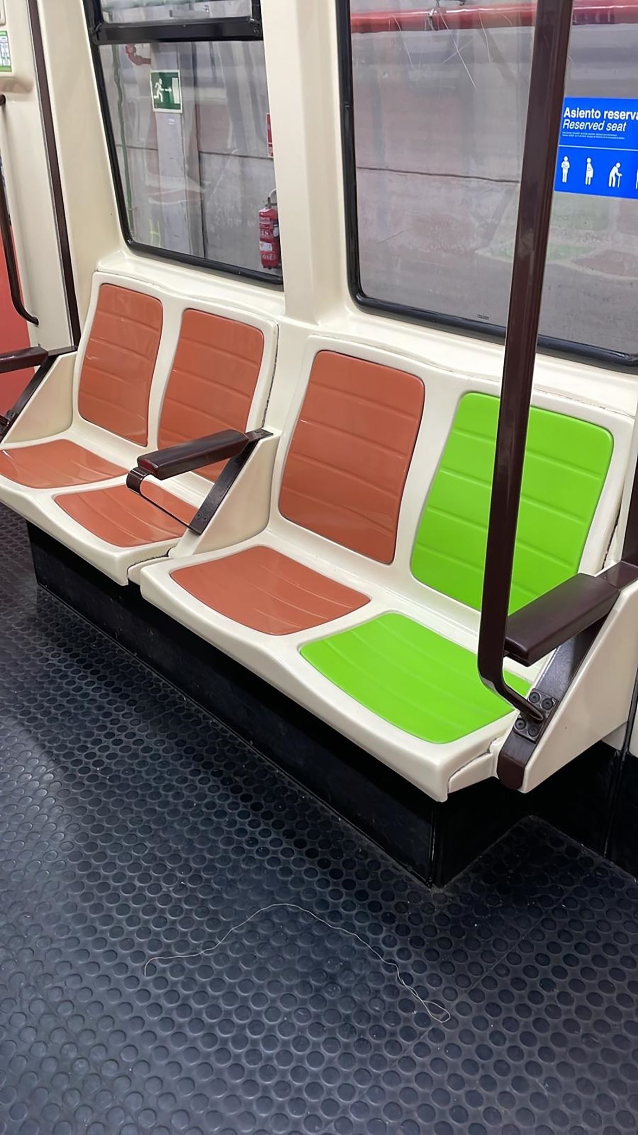 Metro de Madrid estrena asientos de color verde reservados para personas mayores