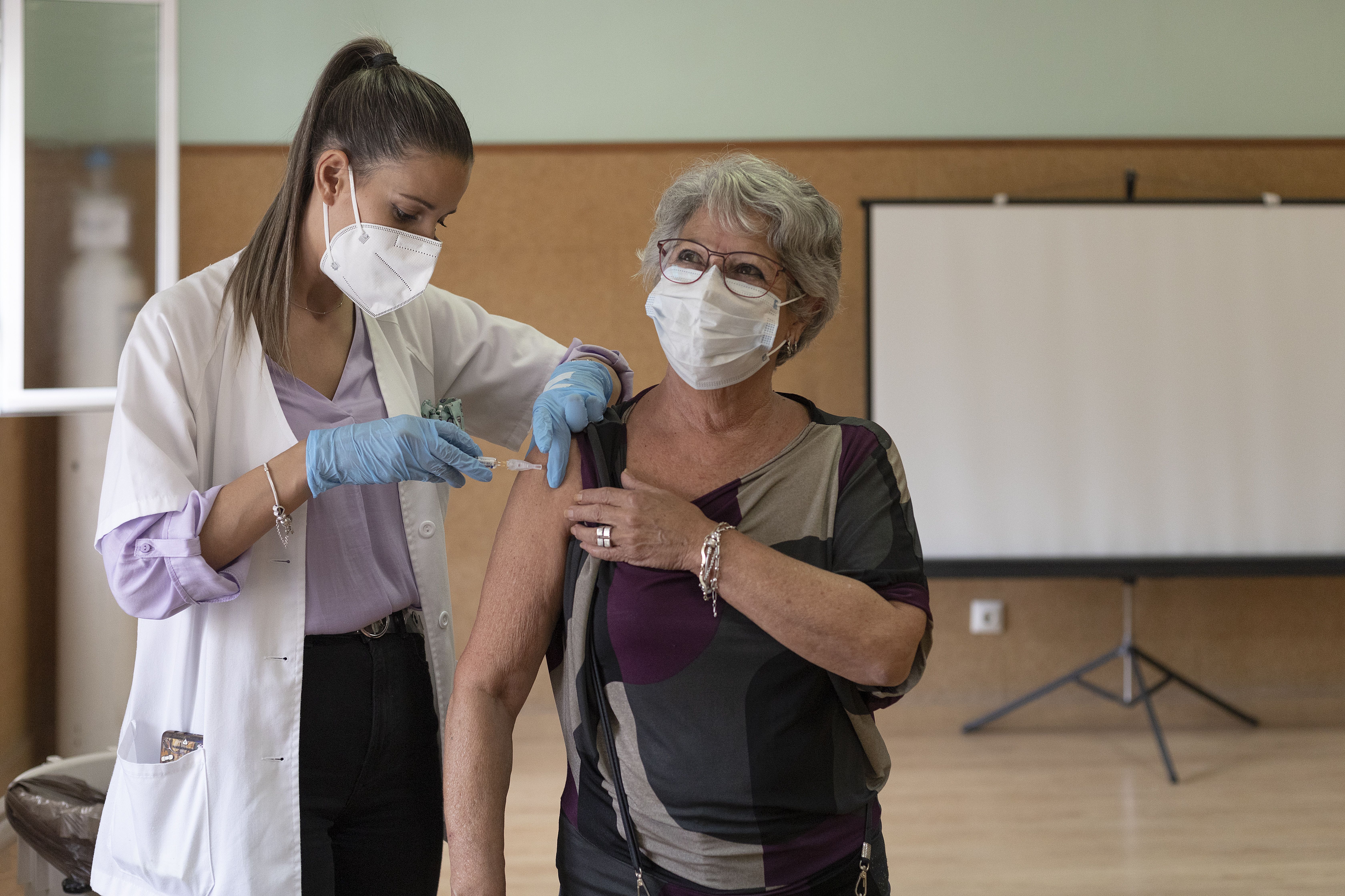 Experta en vacunas pide "dejar de hablar" de dosis de refuerzo porque "aumenta la fatiga pandémica"