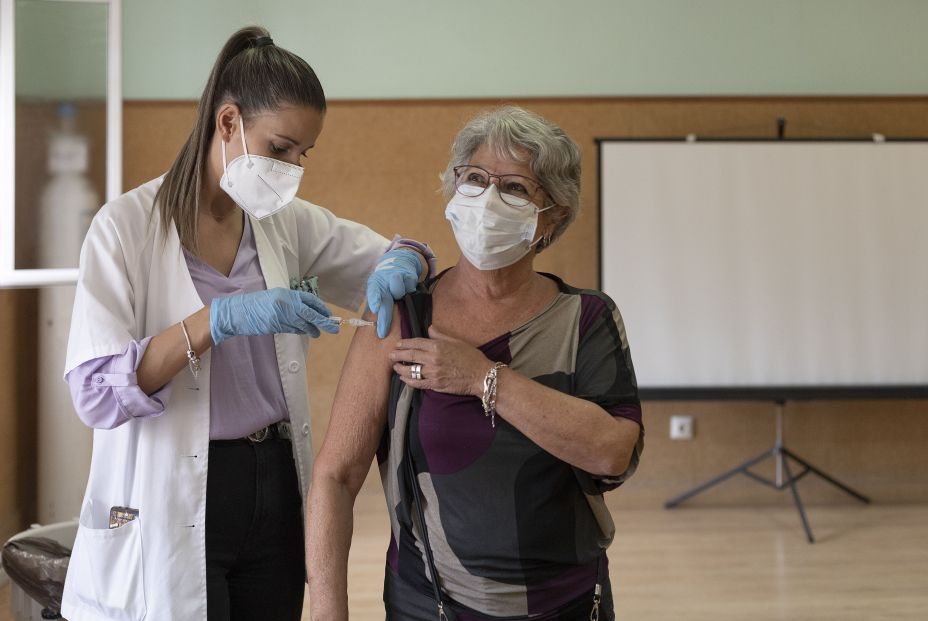 EuropaPress 4751776 enfermera vacuna mujer contra gripe covid 17 octubre 2022 sevilla andalucia