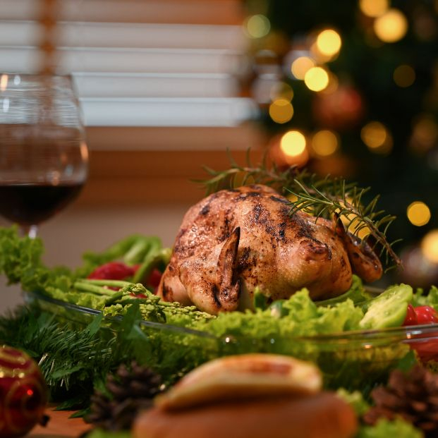 Sigue estos consejos para una Navidad saludable con tus comidas y cenas. Foto: Bigstock