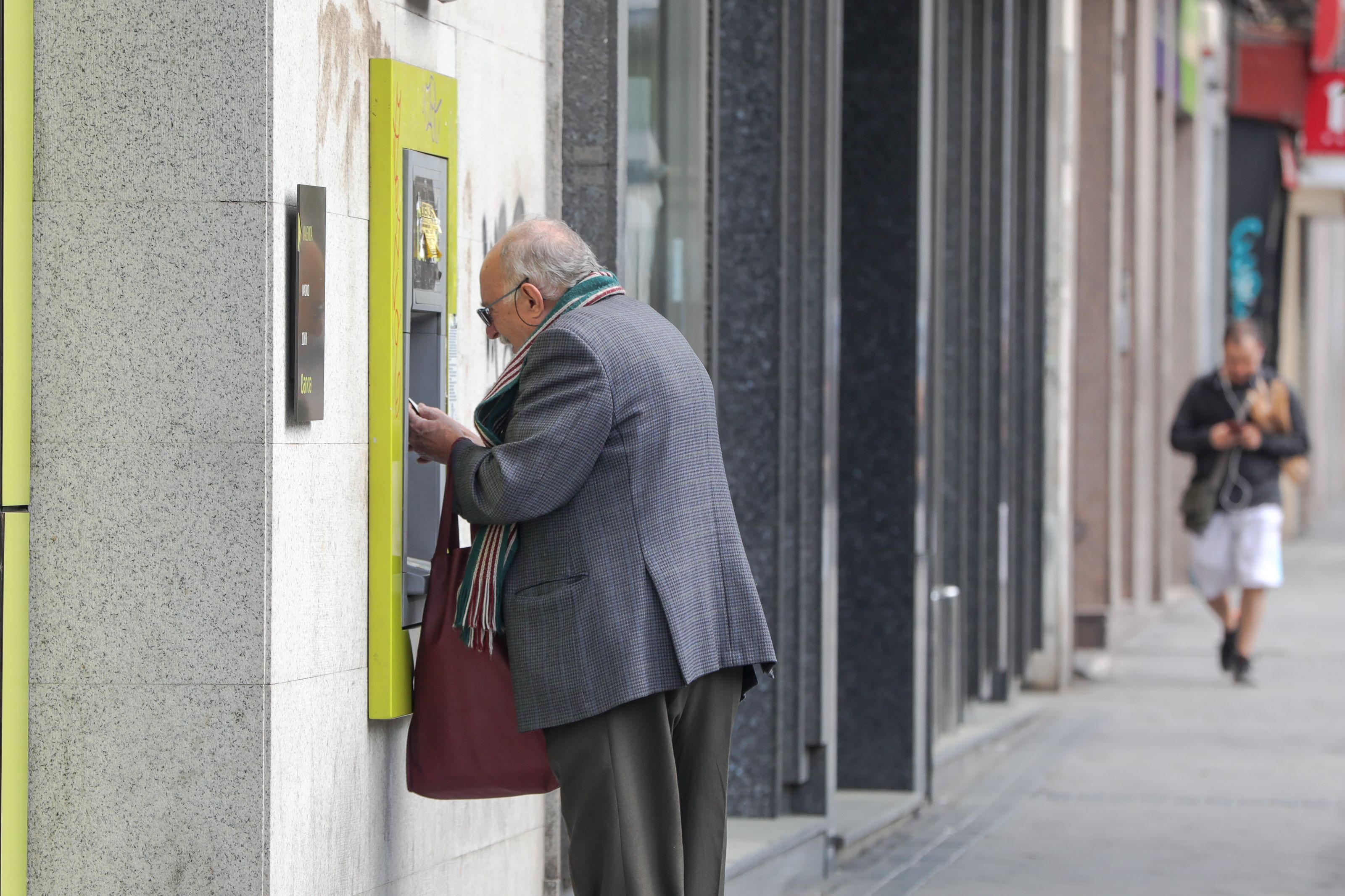 La banca suspende: los sénior se quejan de que la atención sigue sin ser presencial y personalizada