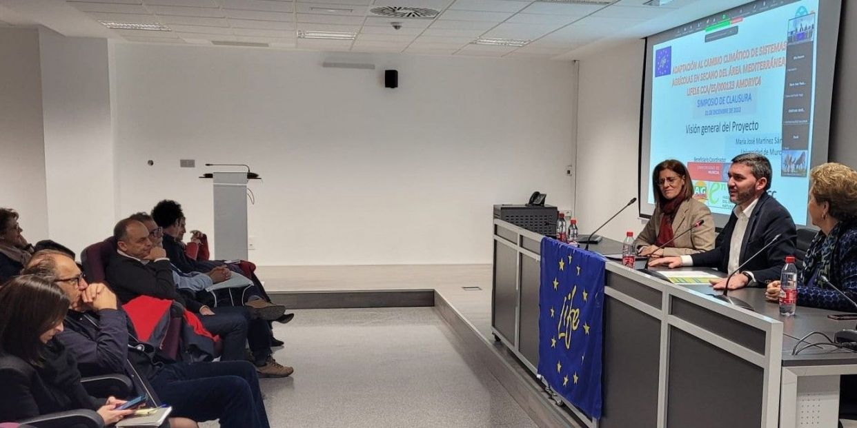 el consejero de Agua, Agricultura, Ganadería, Pesca, Medio Ambiente y Emergencias, Antonio Luengo, en ela clausura de un simposio celebrado en el Centro de Investigación Multidisciplinar de la Universidad de Murcia. Foto CARM