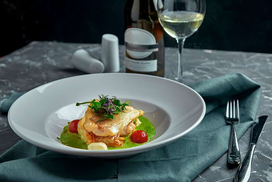 Lubina rellena de langostinos al cava con crema de brócoli. bigstock