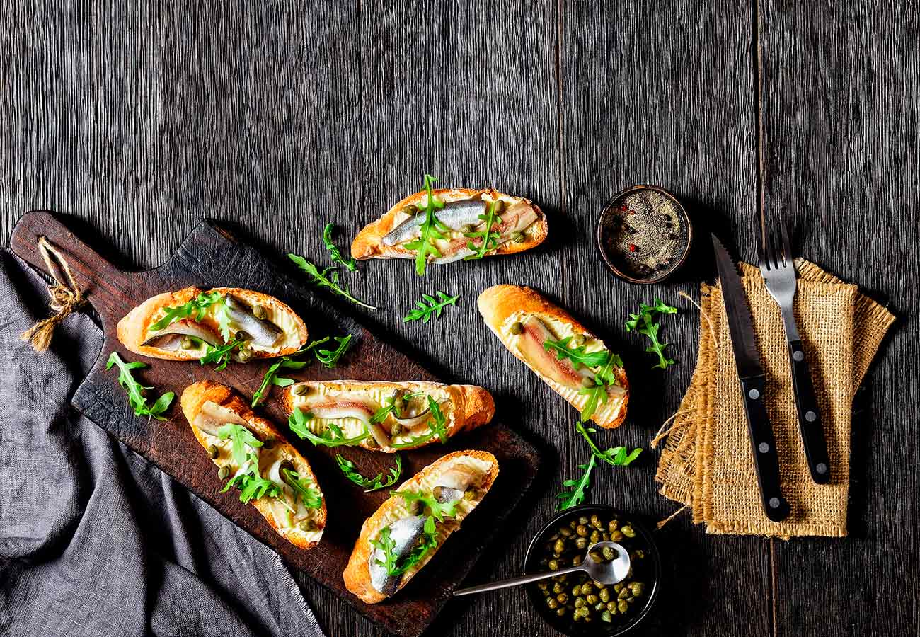 Tostas de boquerones con mantequilla. Foto: bigstock