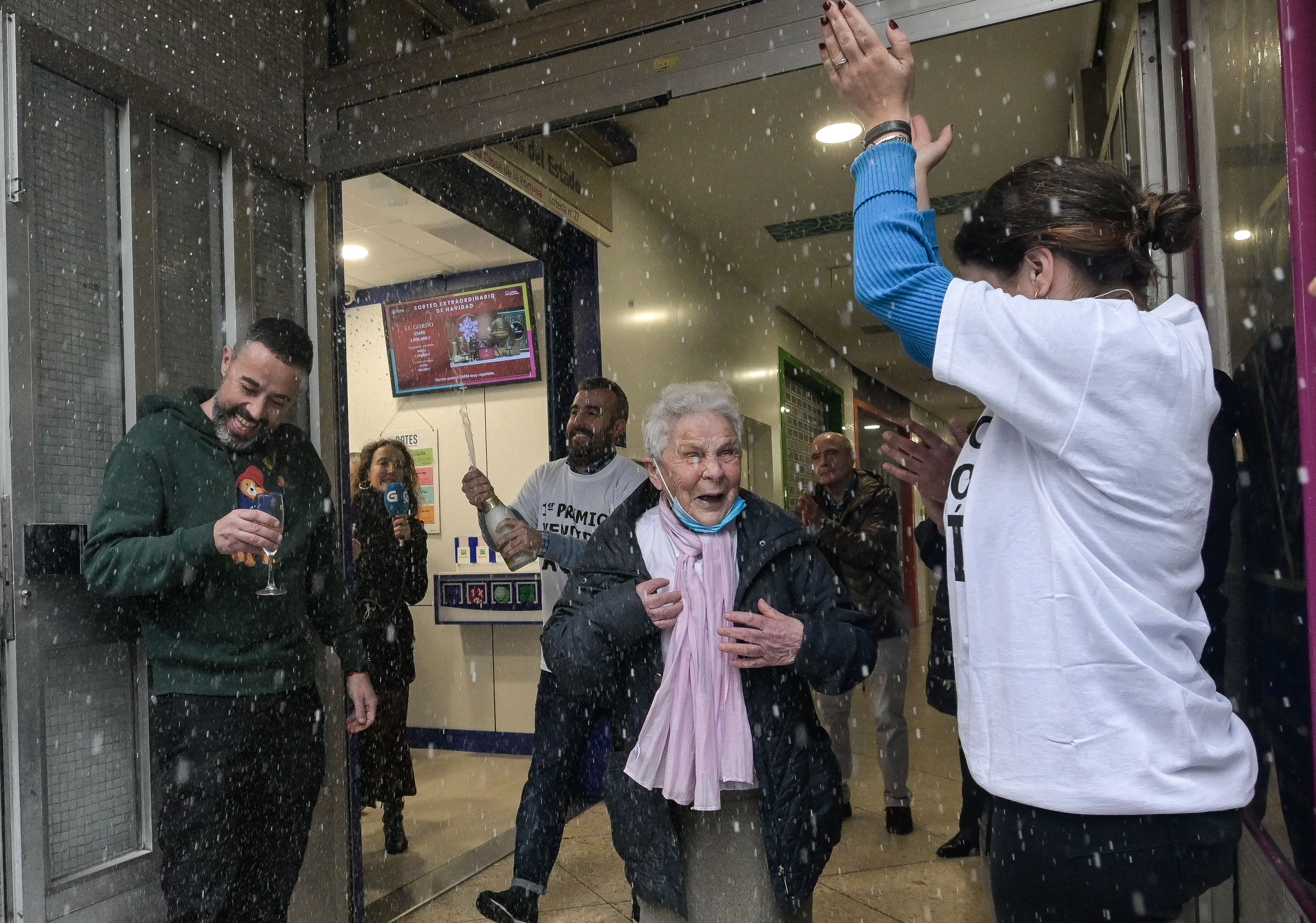 Los 'mayores' premiados en el Sorteo de la Lotería de Navidad 2022. Foto: Europa Press