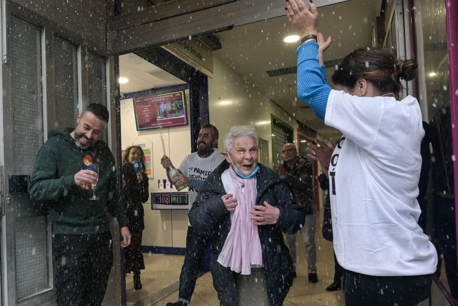 Los 'mayores' premiados en el Sorteo de la Lotería de Navidad 2022. Foto: Europa Press