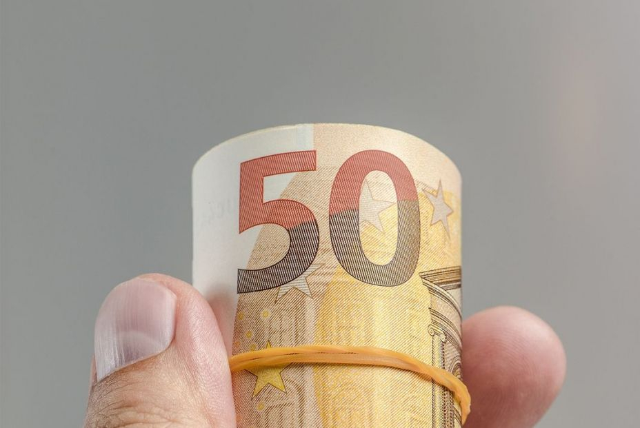 bigstock dinero en mano euros bigstock dinero en mano euros