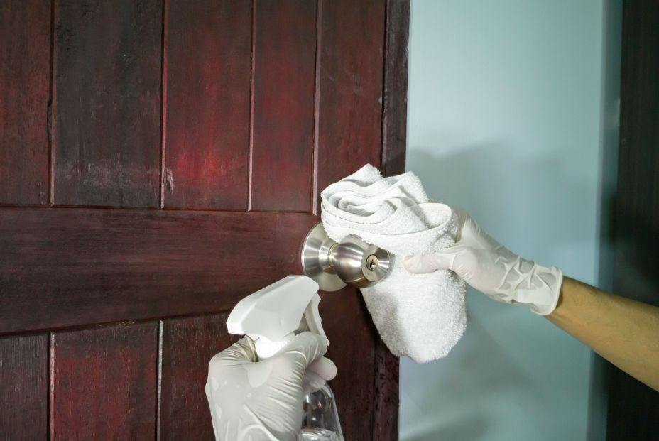 Así debes limpiar las puertas y ventanas de madera para no dañarlas. Foto: Bigstock