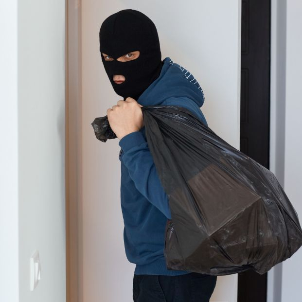 bigstock The Thief Holds A Bag Of Stole 441002411