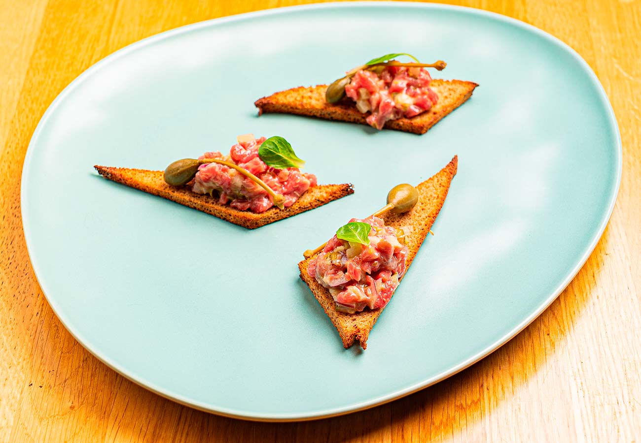 Receta de canapés de steak tartar con alcaparrones y canónigos. Foto: bigstock