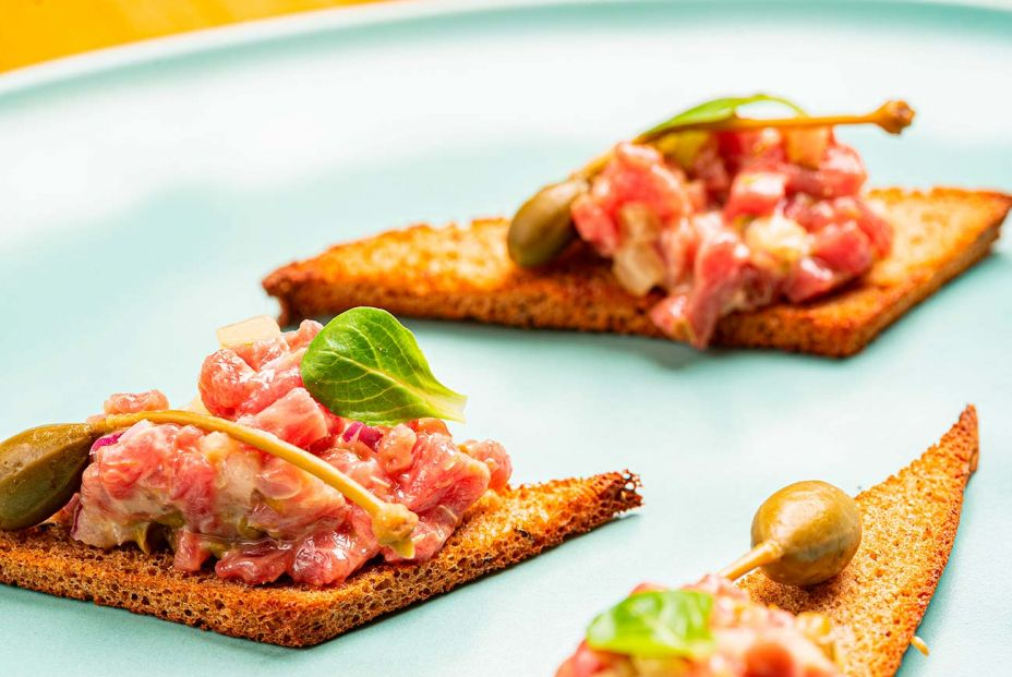 Receta de canapés de steak tartar con alcaparrones y canónigos. Foto:  bigstock