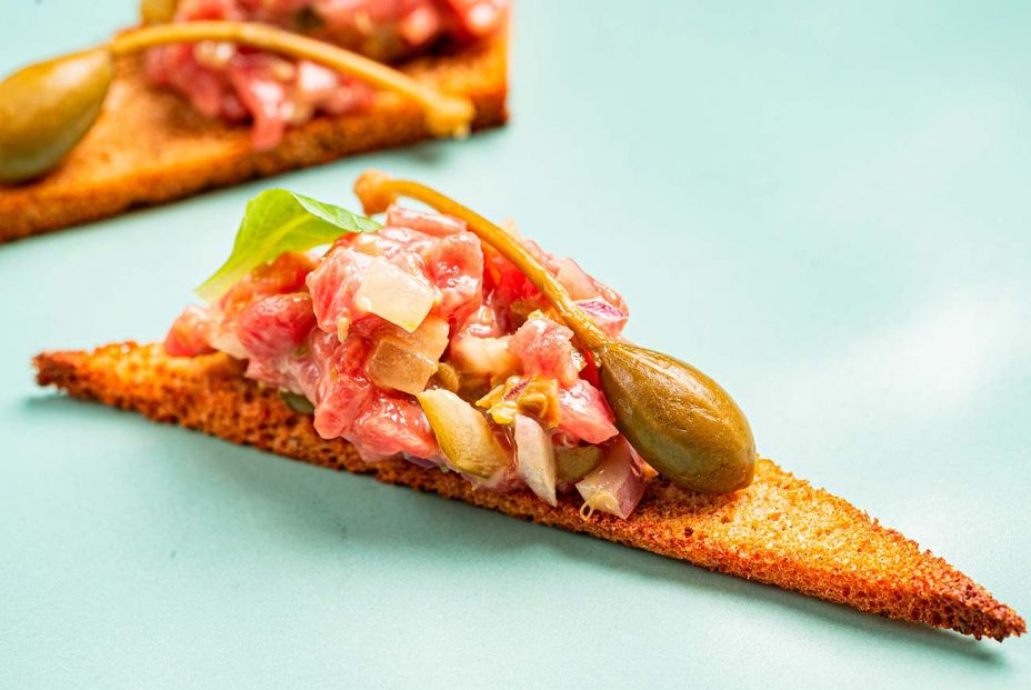 Receta de canapés de steak tartar con alcaparrones y canónigos. Foto: Bigstock