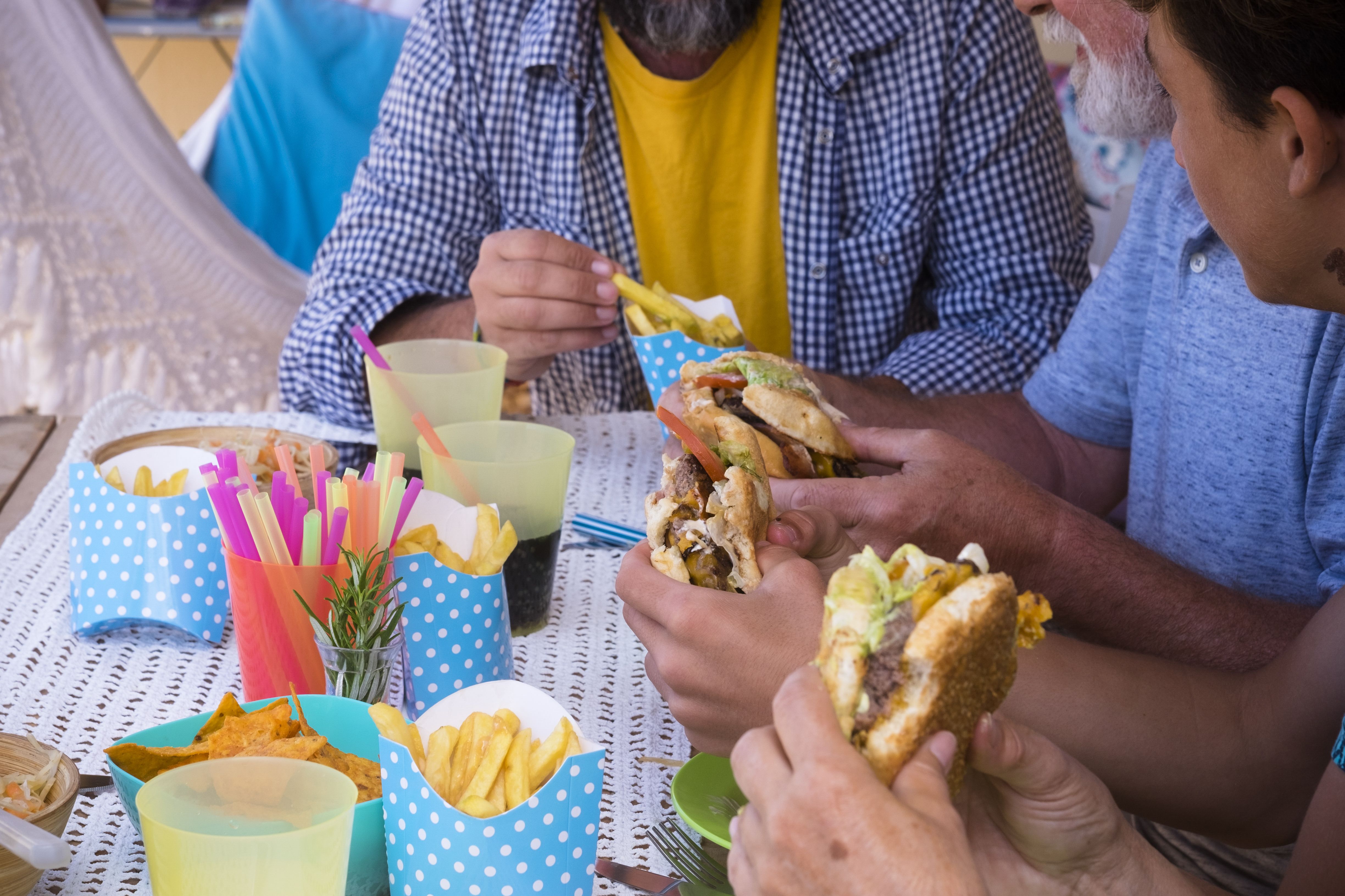 ¿Por qué comemos en exceso alimentos hipercalóricos, grasos y azucarados?