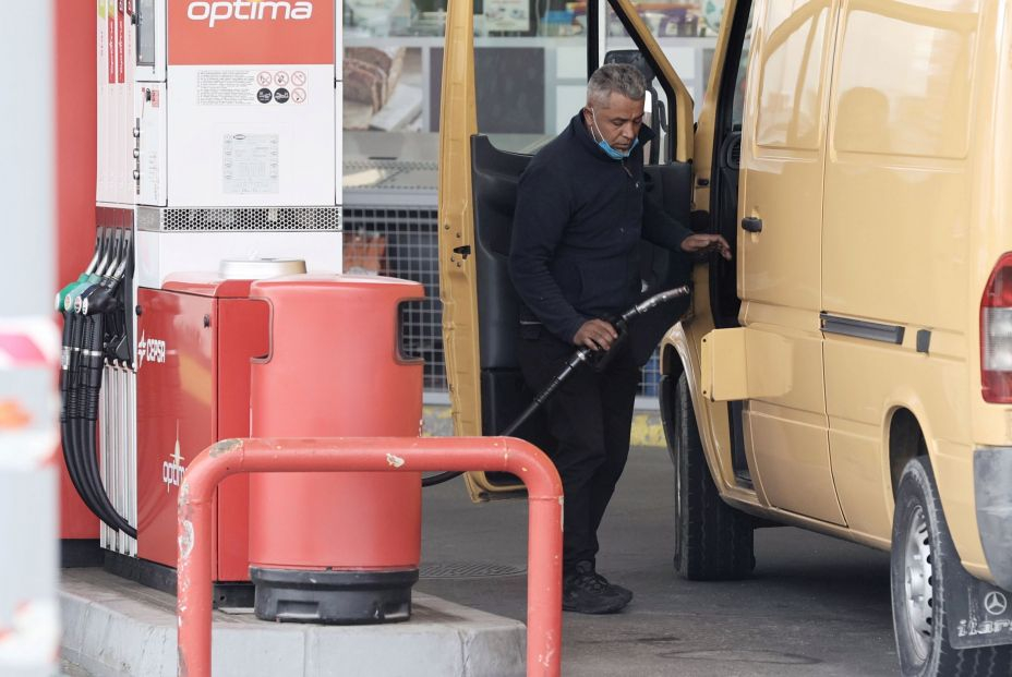 EuropaPress 4302280 persona reposta combustible furgoneta gasolinera cepsa marzo 2022 madrid